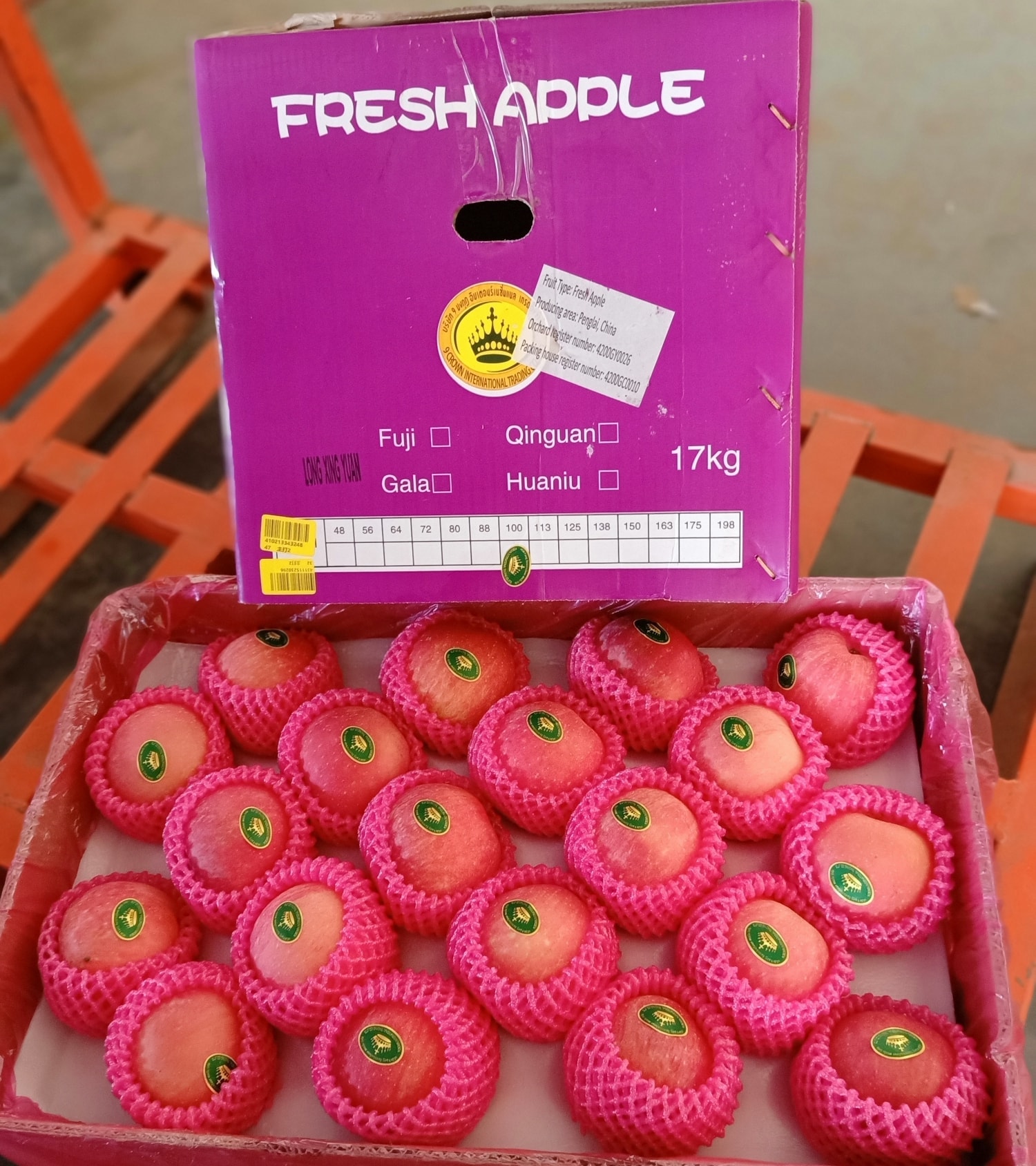 2. แอปเปิลฟูจิ (Fuji Apples) กล่องม่วง